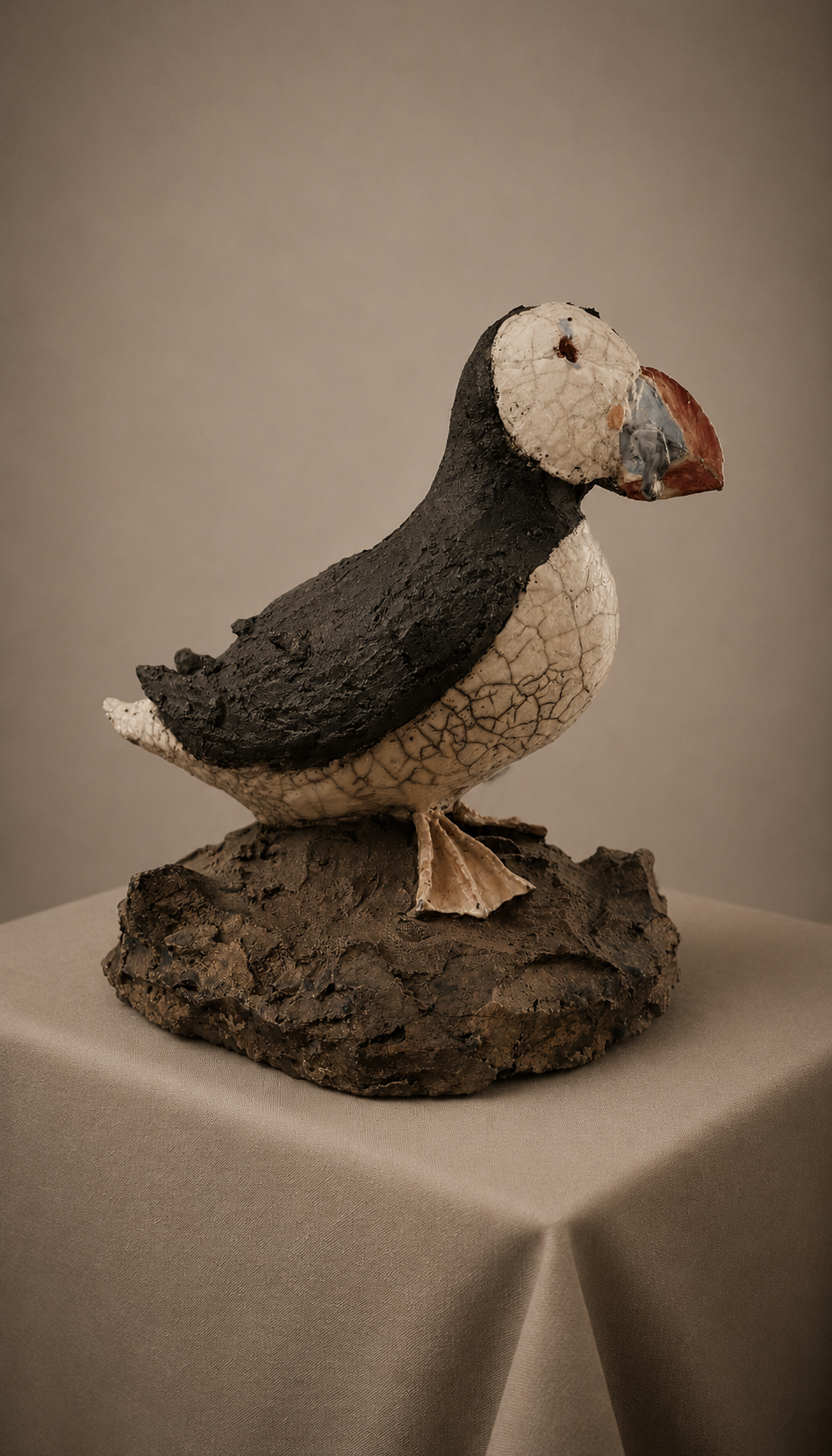 Sculpture de macareux moine Raku artisanale