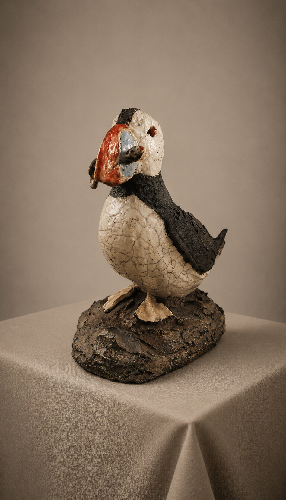 Sculpture de macareux moine Raku artisanale